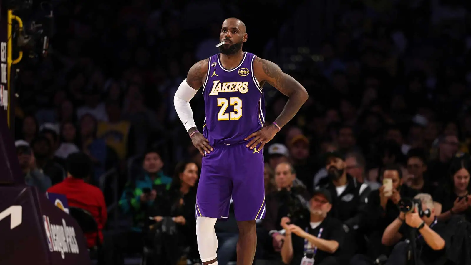 科林·考赫德 (Colin Cowherd) 将勒布朗·詹姆斯 (LeBron James) 与洛杉矶的关系视为“好莱坞”