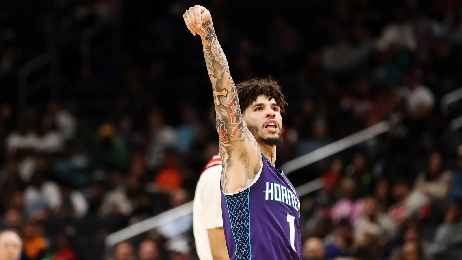 LaMelo Ball begs Eric Collins to get heat checked after ridiculous stretch injury