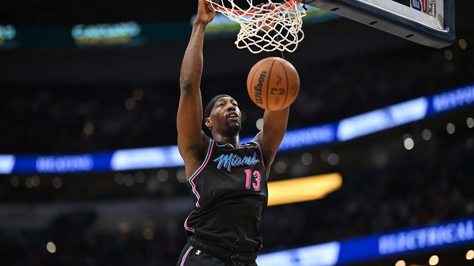 巴姆·阿德巴約 (Bam Adebayo) 分享了對隊友凱爾·韋爾 (Kel'el Ware) 海報的搞笑反應