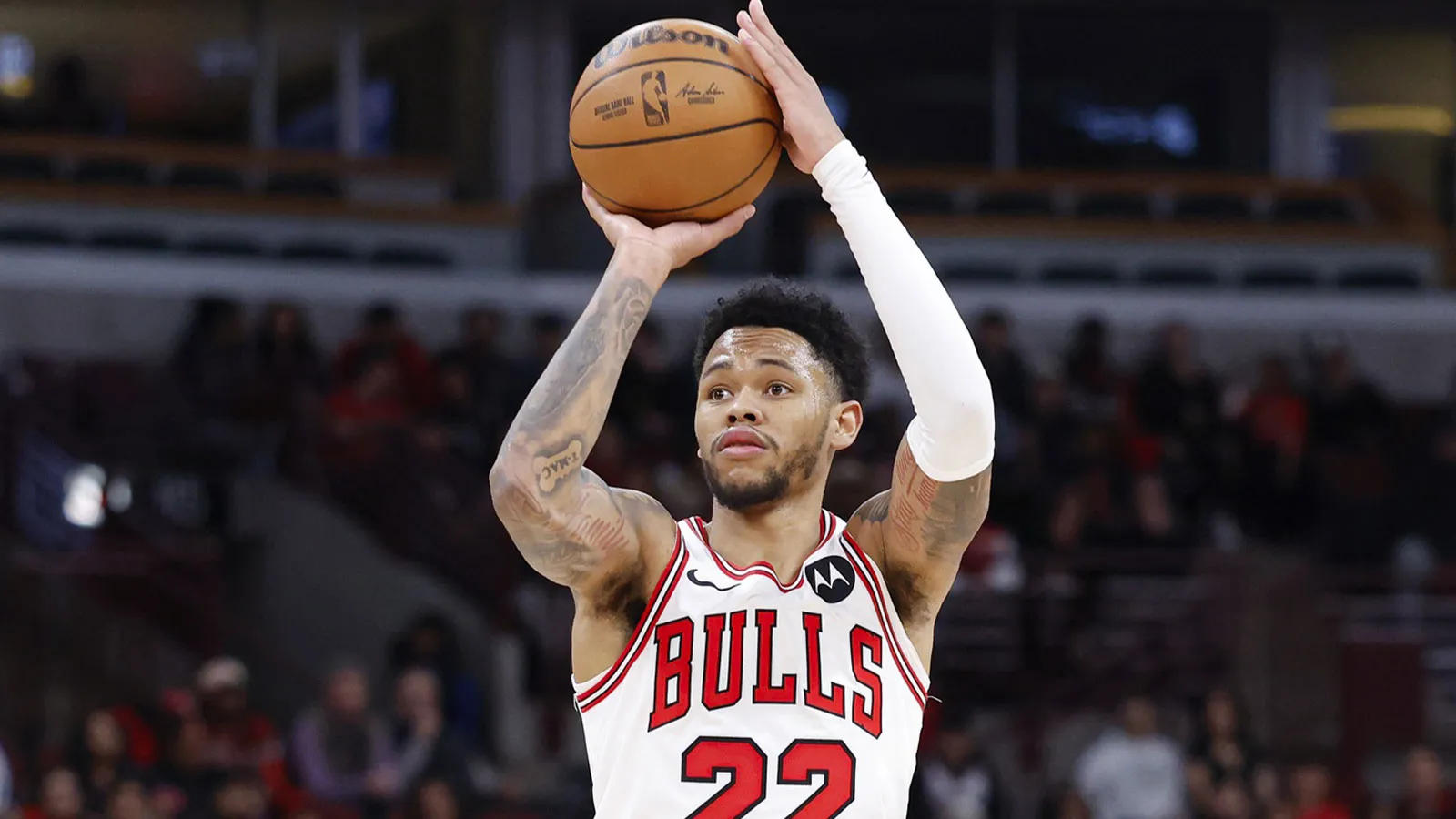 比利·多諾萬 (Billy Donovan) 向安芬尼·西蒙斯 (Anfernee Simons) 通報了手腕受傷的最新情況