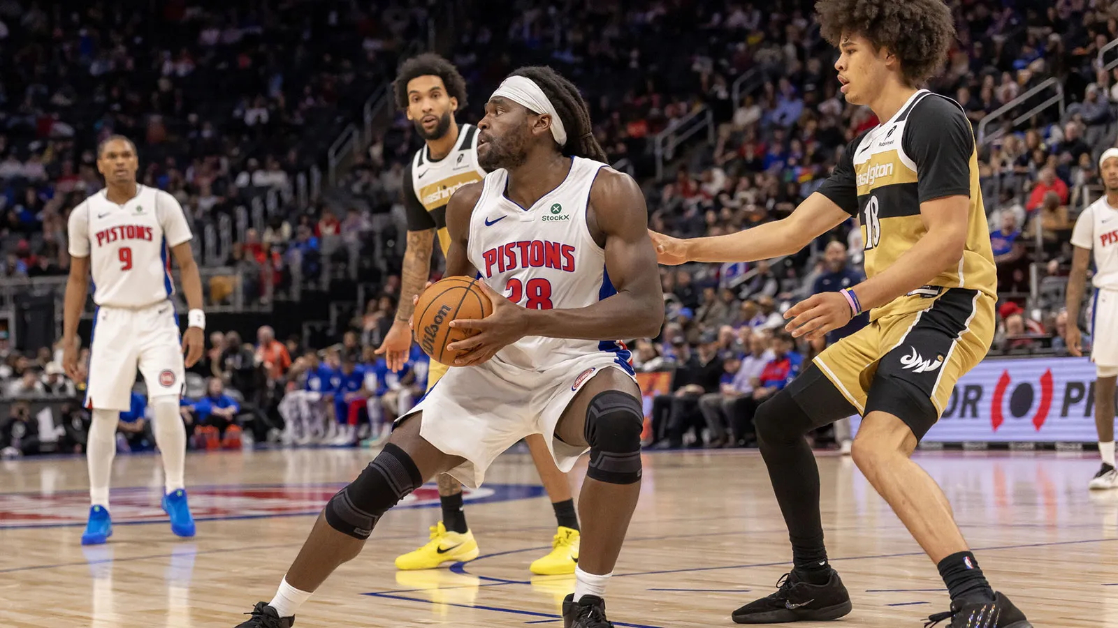 以賽亞·斯圖爾特 (Isaiah Stewart) 的爆炸式麥克風掉落說明了他為何替補出場