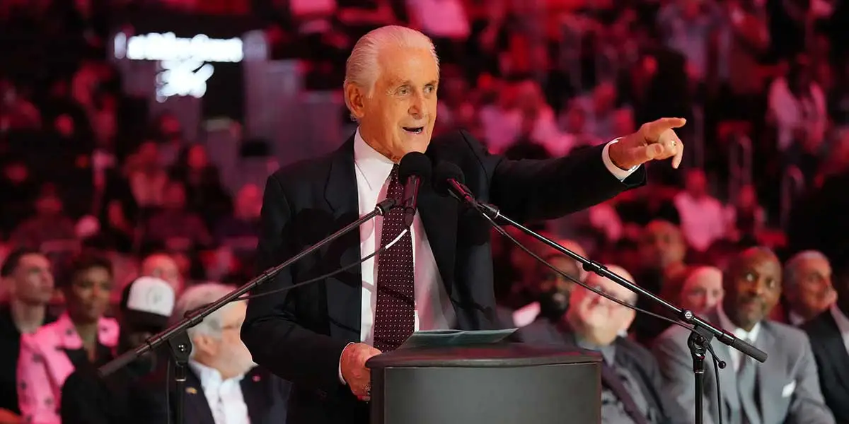 帕特·莱利在雕像揭幕仪式上透露了对现任 NBA 教练的 1 个愿望
