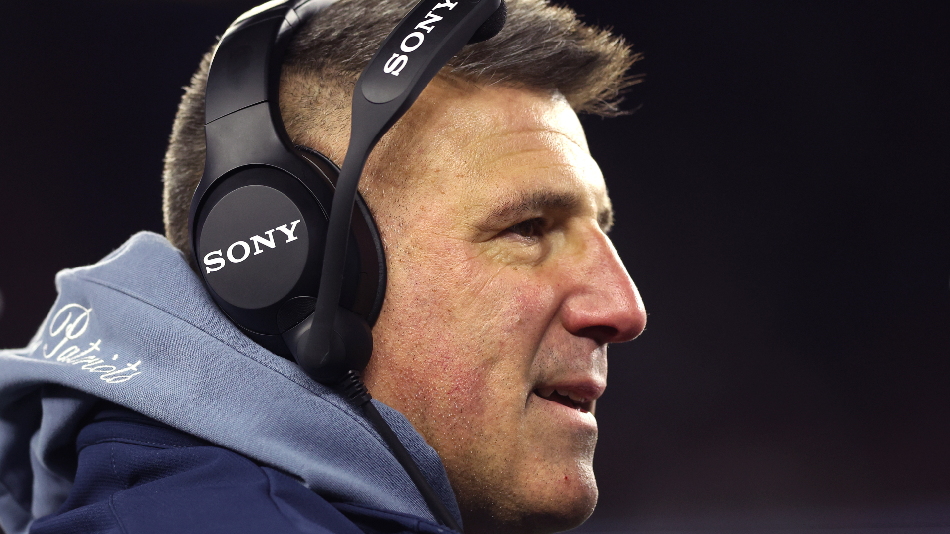 為什麼 NFL 教練戴著耳機以及他們在超級碗期間與誰交談？