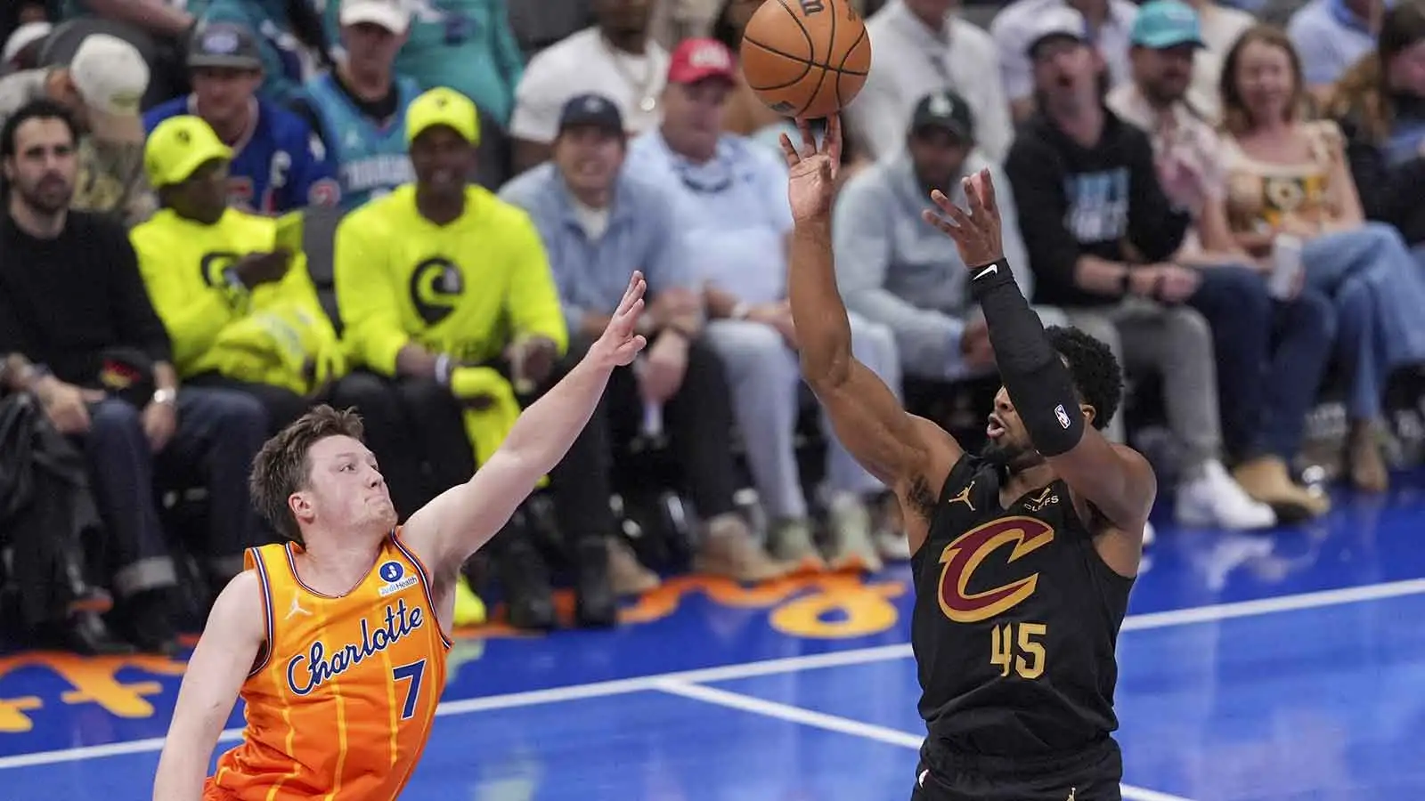 Fans celebrate Kon Nueppel for monster game vs. Cavs