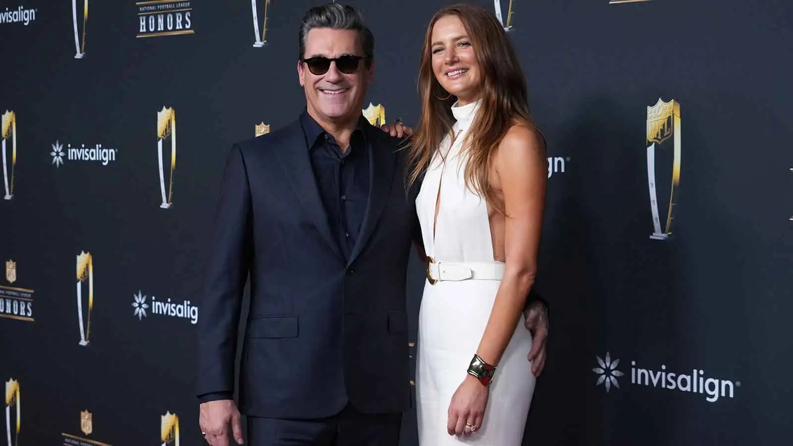 NFC South 在 NFL Honors 期間捕獲 Jon Hamm 的野生流浪狗