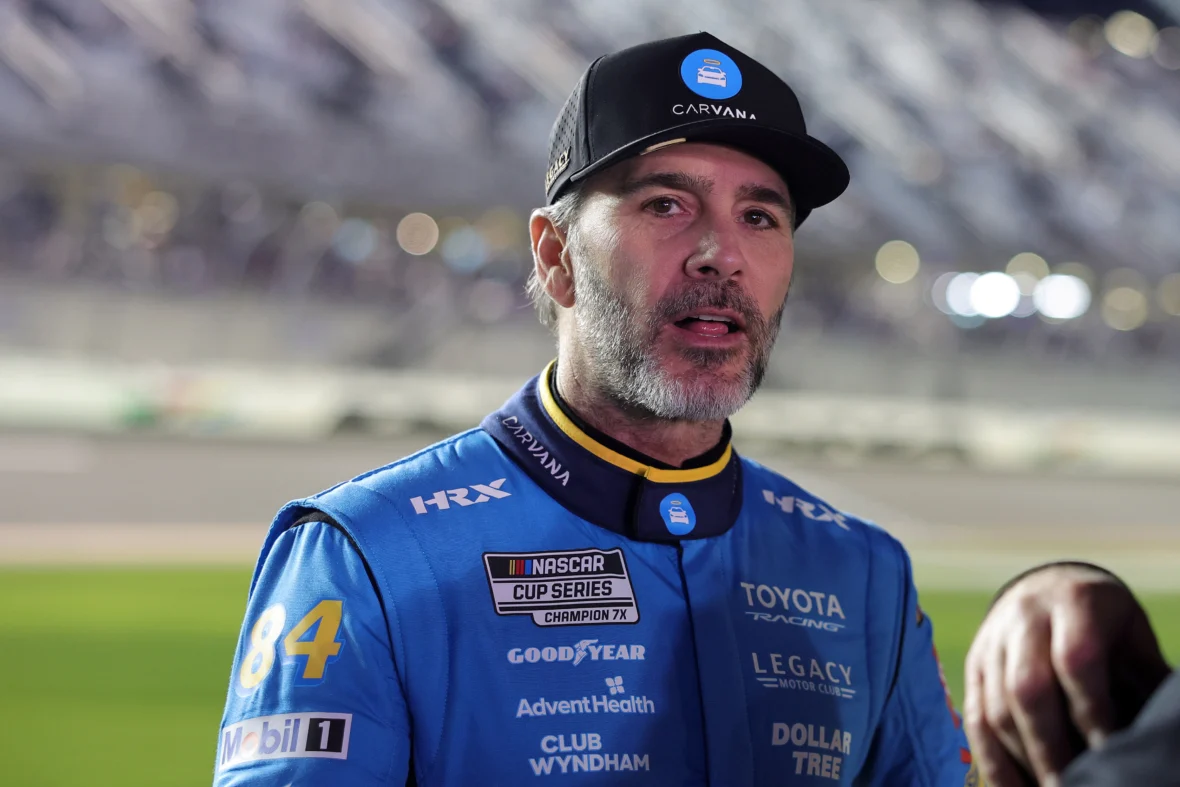 NASCAR 偶像吉米·約翰遜 (Jimmie Johnson) 和托尼·斯圖爾特 (Tony Stewart) 在 2027 年代托納 (Daytona) 比賽中發表演講