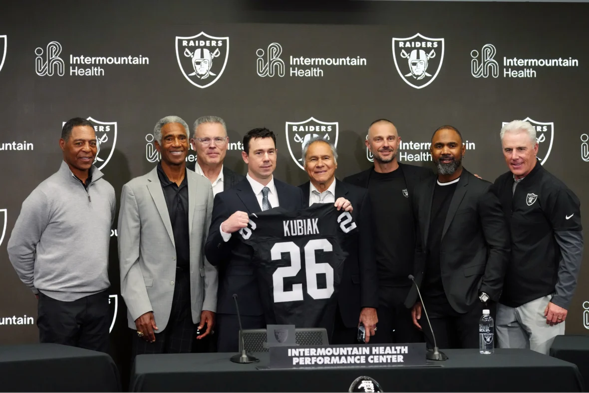 拉斯維加斯突襲者隊聘請前 NFL 主教練擔任克林特庫比亞克的員工