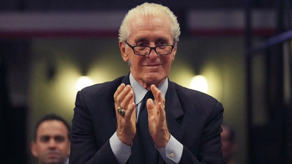 看看 Crypto.com Arena 外的新帕特·莱利 (Pat Riley) 雕像