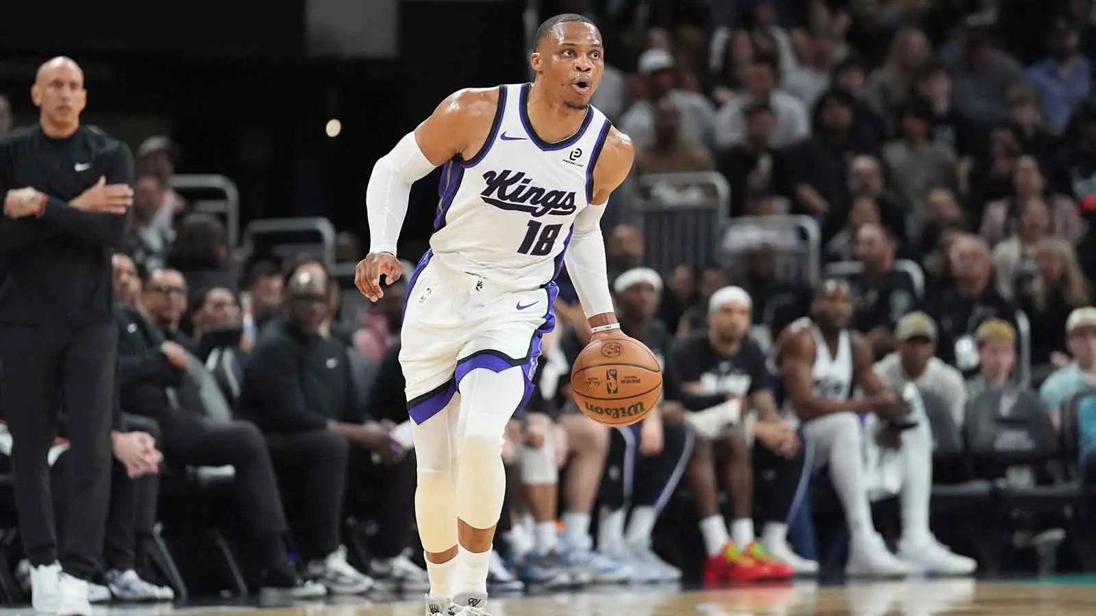 拉塞尔·威斯布鲁克 (Russell Westbrook) 销毁地板啤酒后入座
