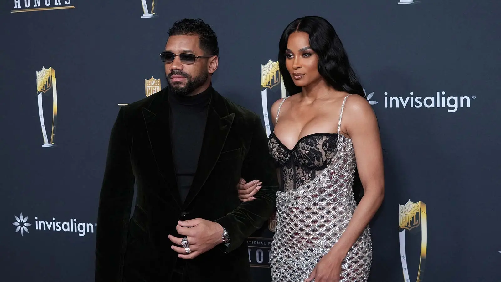 拉塞爾·威爾遜 (Russell Wilson) 和席亞拉 (Ciara) 在 LX 超級碗上引起關注