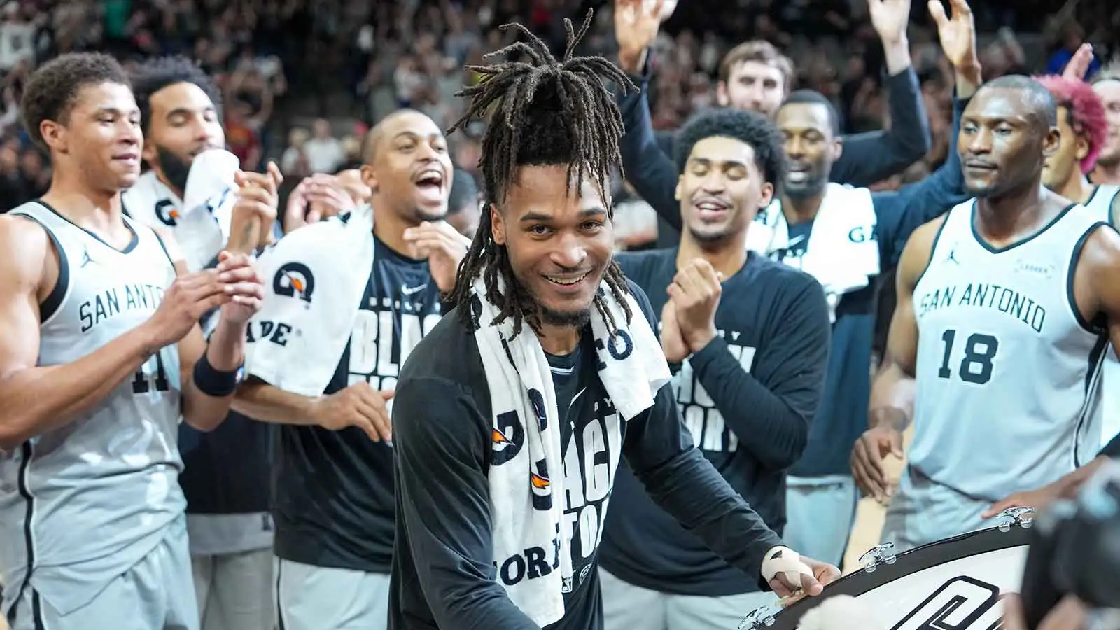斯蒂芬·卡斯爾成為 NBA 歷史上實現這一壯舉的最年輕球員