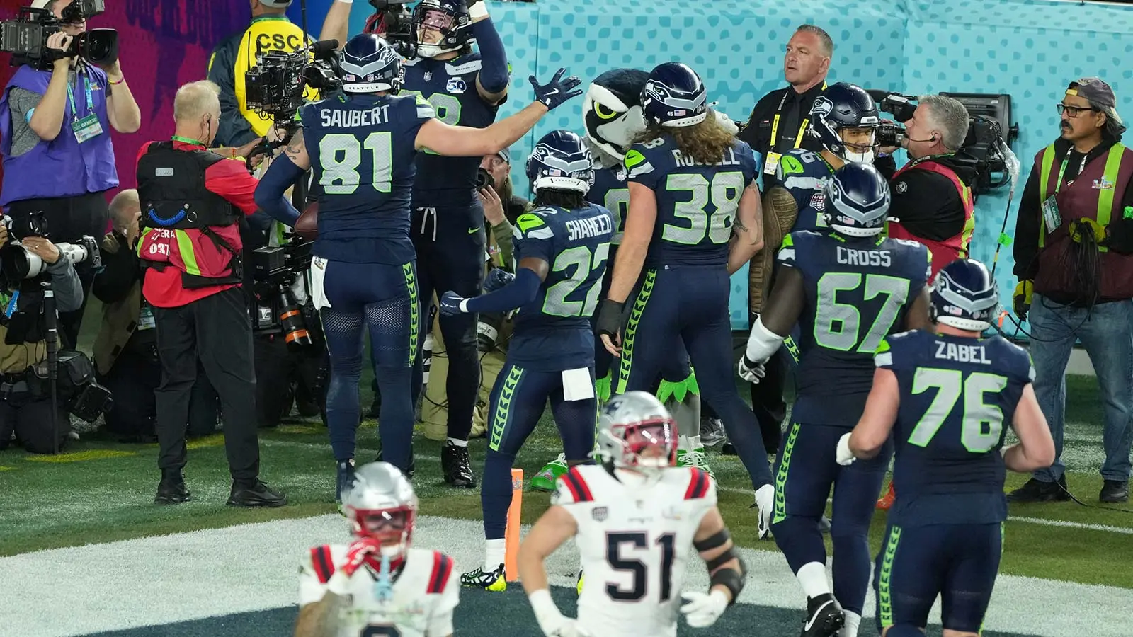 海鷹隊的薩姆·達諾德 (Sam Darnold) 找到 AJ·巴納 (AJ Barner) 參加 LX TD 超級碗比賽
