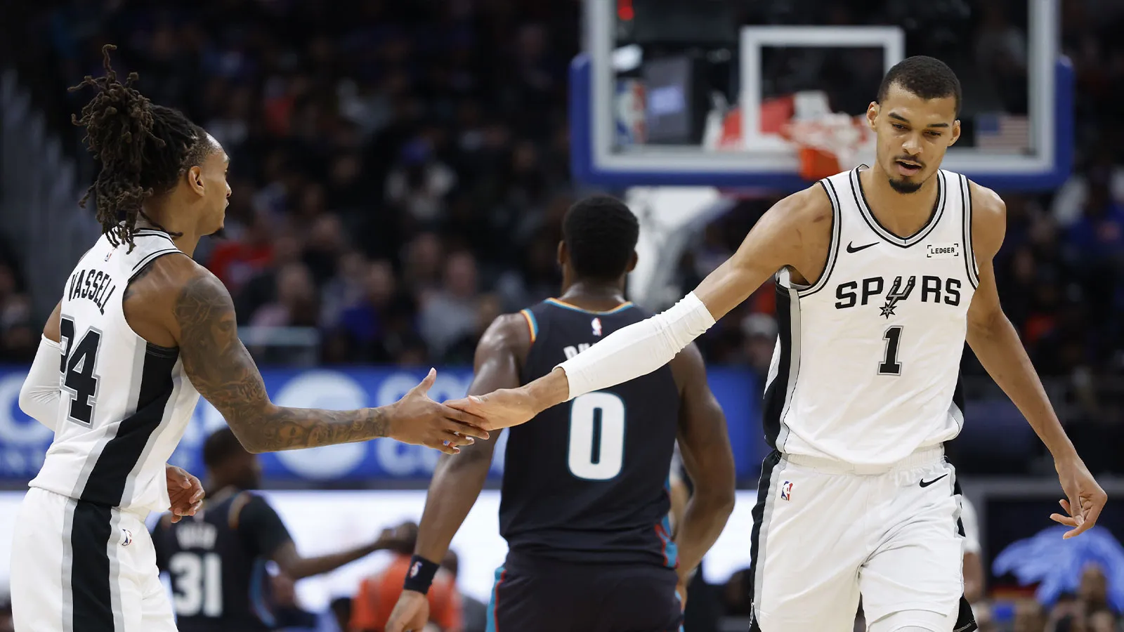 維克多溫班亞馬 (Victor Wembanyama) 加入大衛羅賓遜 (David Robinson) 和鄧肯鄧肯 (Tim Duncan) 專屬俱樂部，幫助活塞隊獲勝