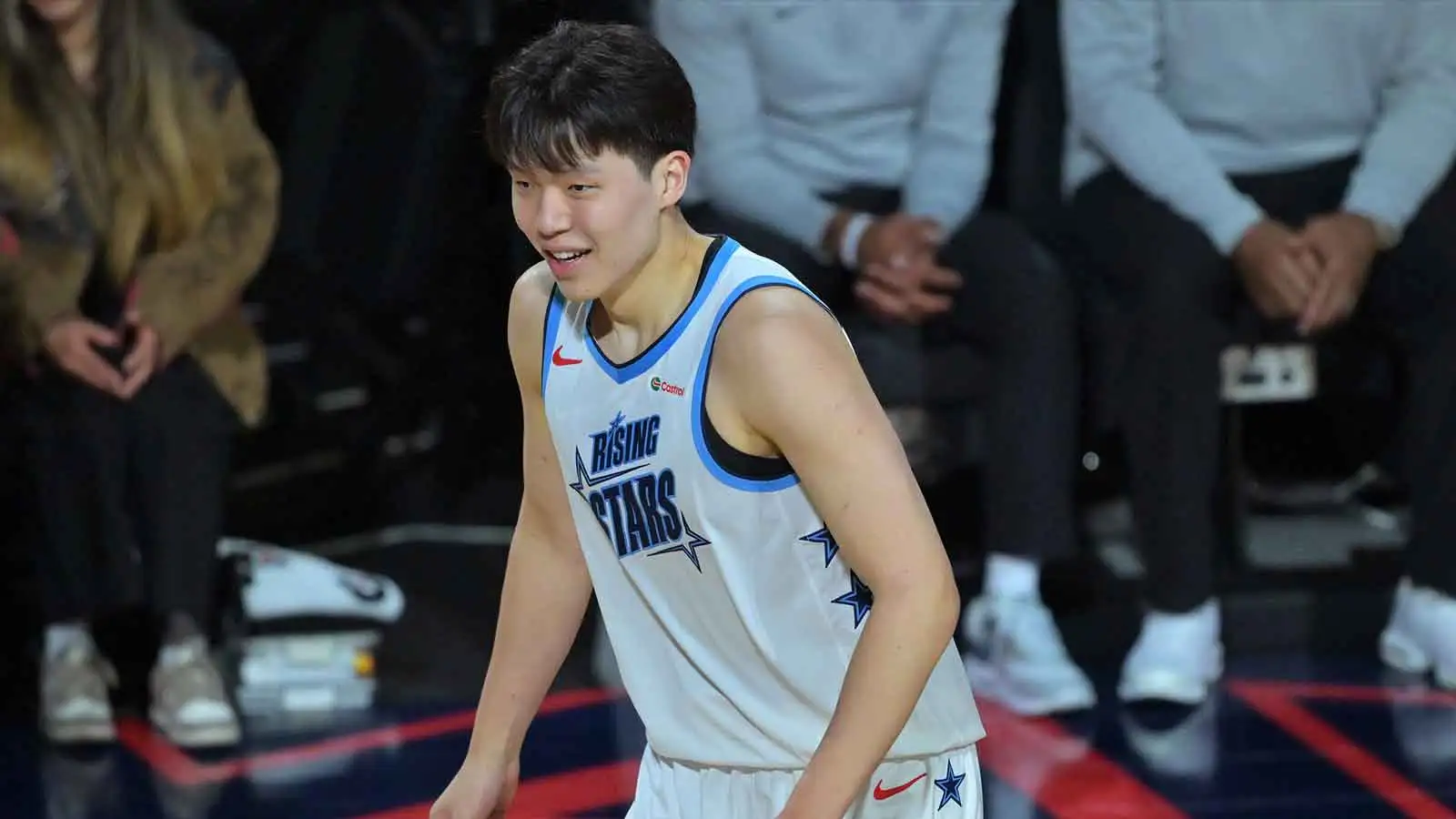 Yang Hansen fakes Donovan Klingon for Rising Stars bucket