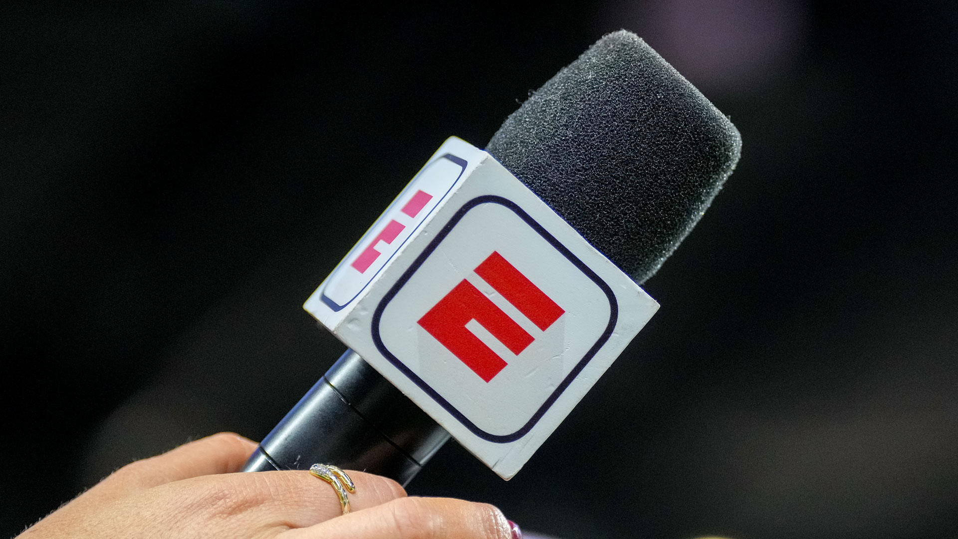 2.1 億美元的主持人猛烈抨擊 ESPN，NFL 球迷警告稱，20 億美元的交易即將發生變化