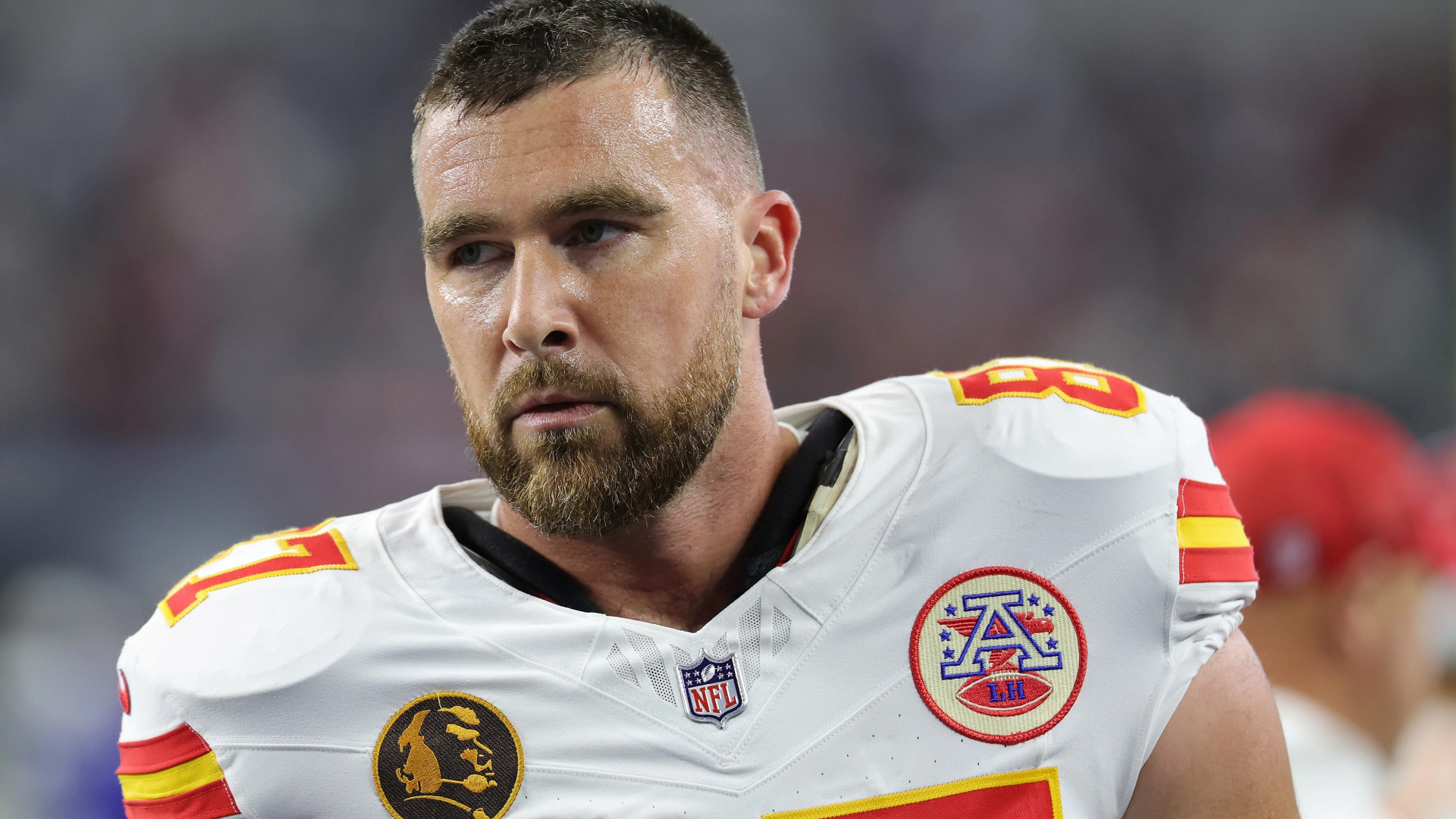 特拉維斯·凱爾斯 (Travis Kelce) 曾獲得過沃爾特·佩頓 (Walter Payton) NFL 年度人物獎嗎？堪薩斯城酋長隊球星以善行而聞名
