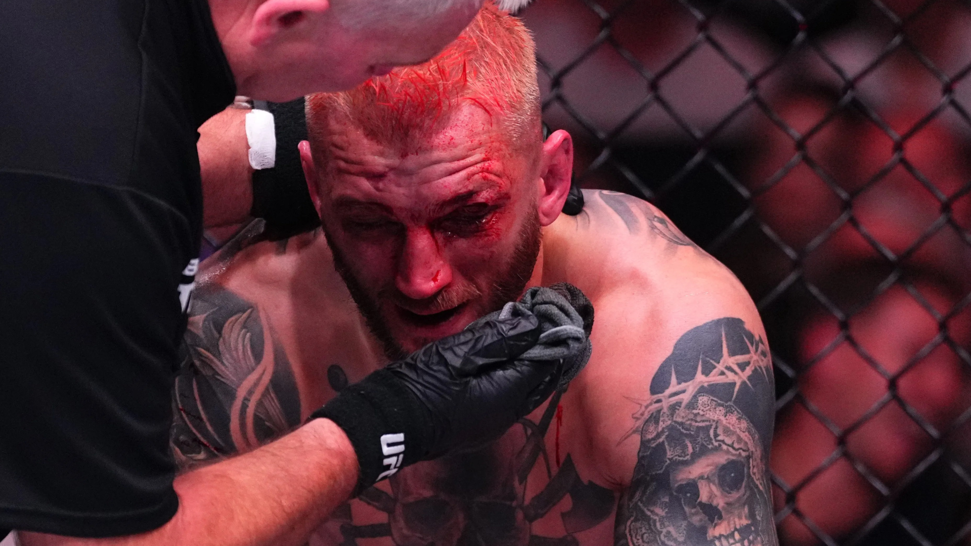 UFC 325 現場觀眾肅靜，血腥丹·胡克 (Bloody Dan Hooker) 被“戰神”殘酷阻止