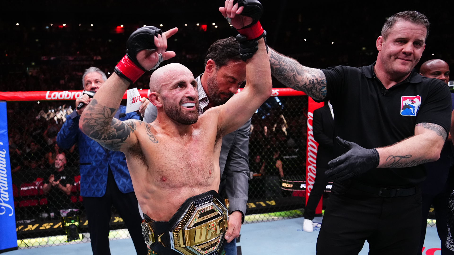亞歷山大·沃爾卡諾夫斯基 (Alexander Volkanovski) 在 UFC 325 中憑藉出色的判定擊敗迭戈·洛佩斯 (Diego Lopes) 衛冕冠軍，追平標誌性的何塞·奧爾多 (Jose Aldo) 紀錄