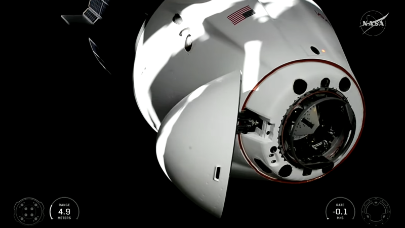 SpaceX 載人飛船對接國際太空站，緩解滯留太空人困境