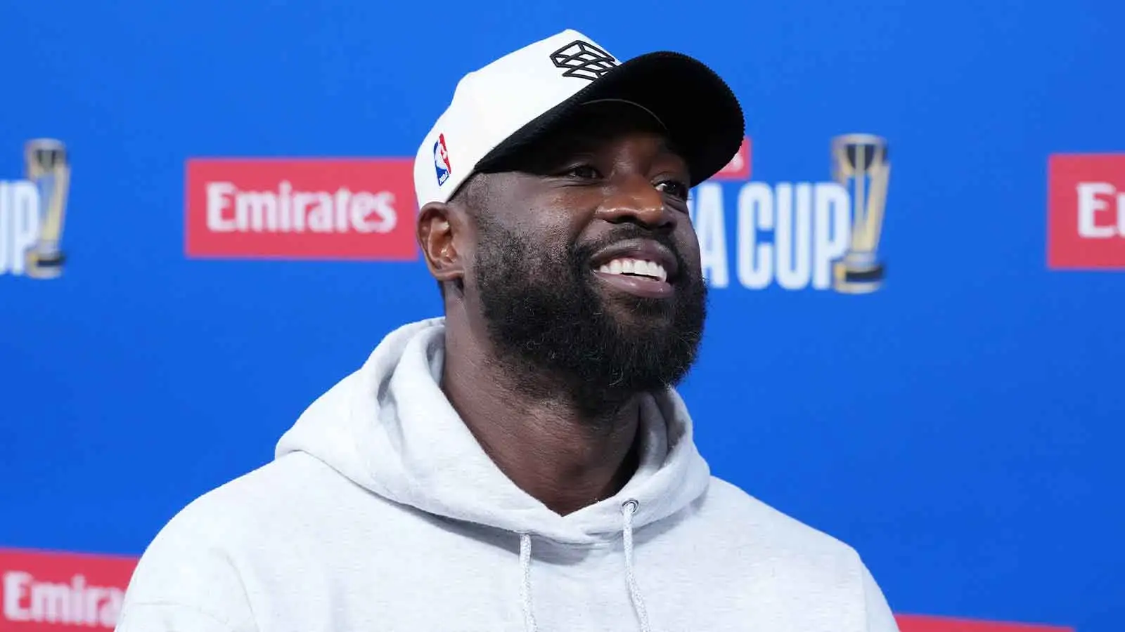 德怀恩·韦德 (Dwyane Wade) 在 Prime 片场随意投进 NBA 不看人投篮