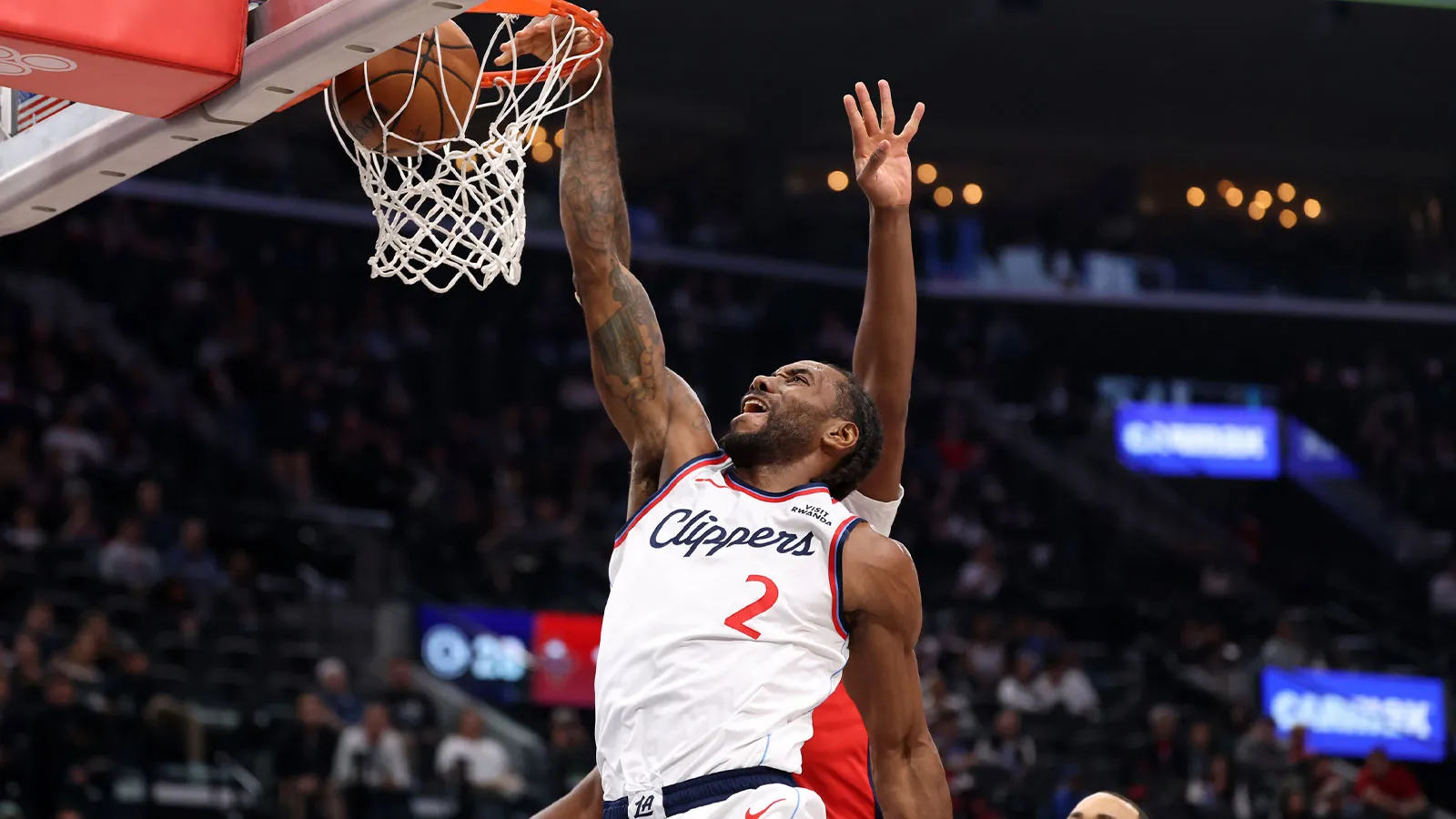 科怀·伦纳德 (Kawhi Leonard) 连续拿下 20 分，跻身洛杉矶精英公司行列