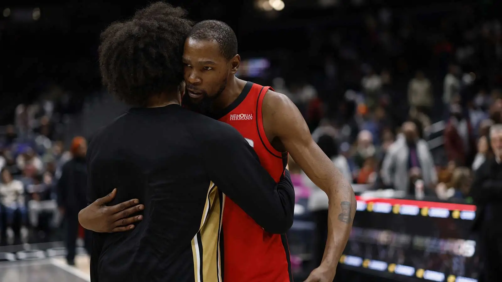Kevin Durant shares basketball knowledge with Wizards player after win