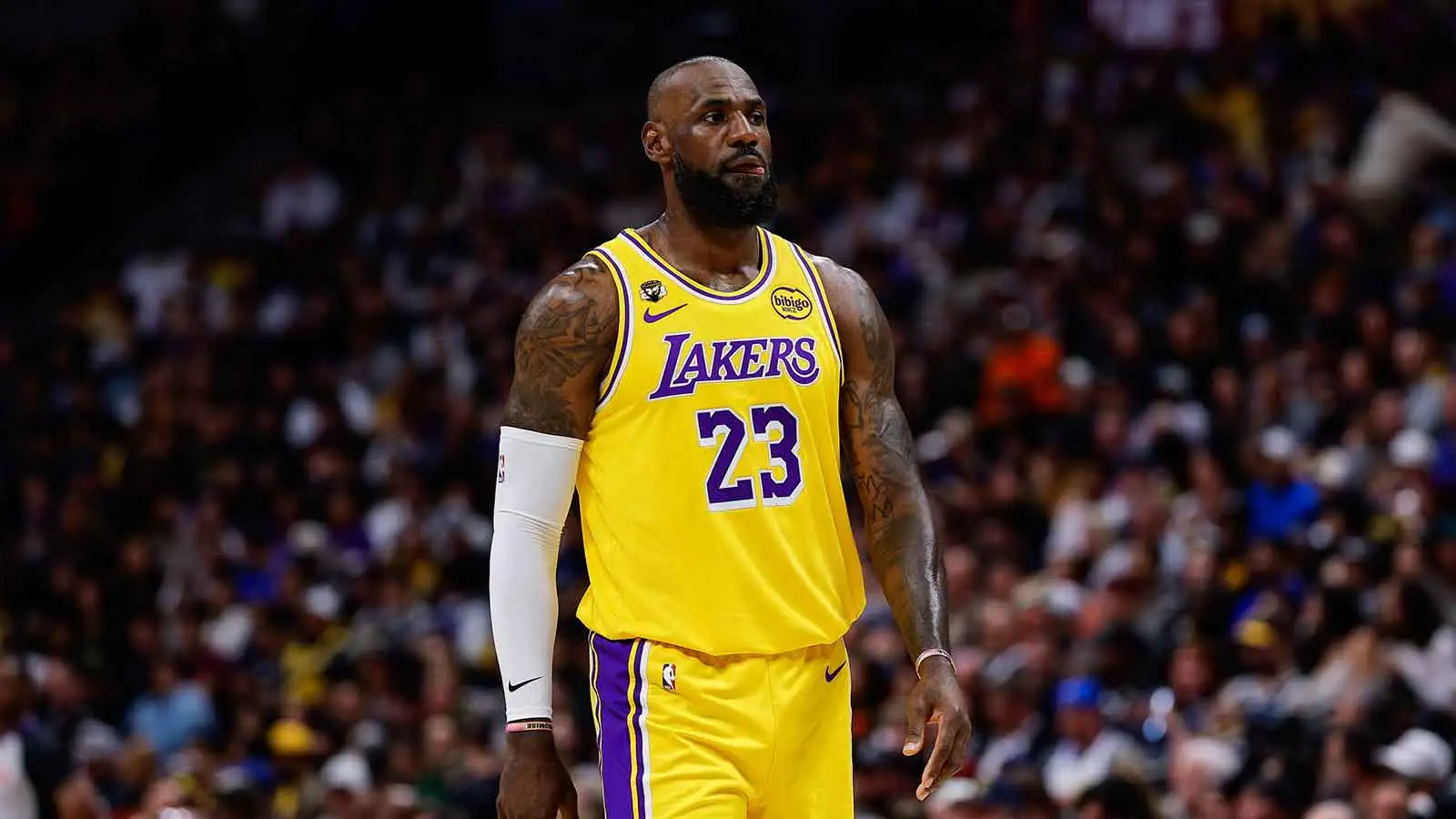 LeBron James returns to Nuggets game late after injury scare