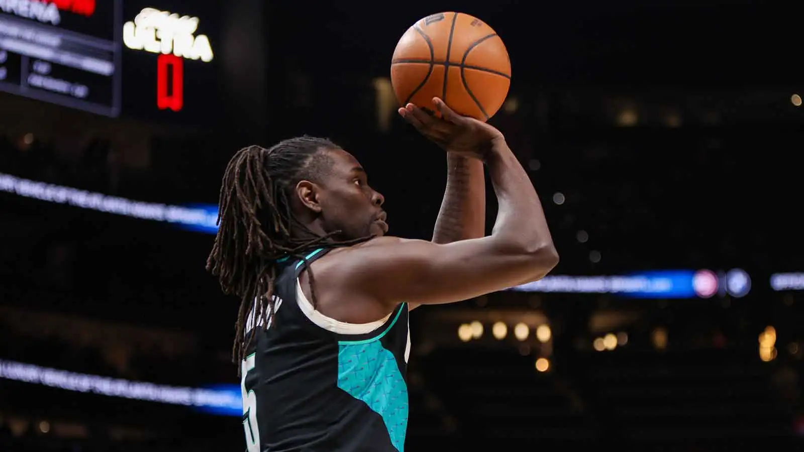 朱·霍勒迪 (Jrue Holiday) 后撤步三分命中令人印象深刻的里程碑