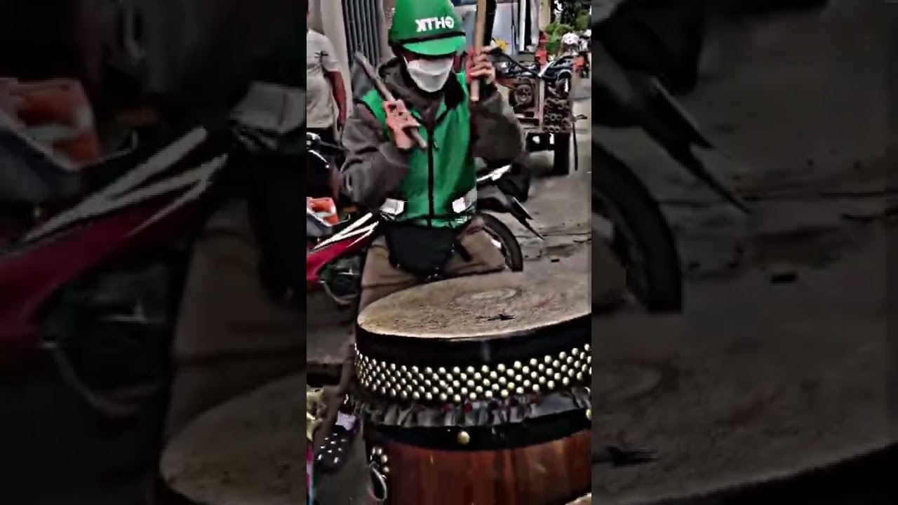 KHI BẠN ĐANG ĐI GIAO HÀNG NHƯNG ĐAM MÊ MÚA LÂN TRỖI DẬY-Giao Hàng Quên Lối Về Vì Đam Mê Múa Lân Cực Hài Hước
