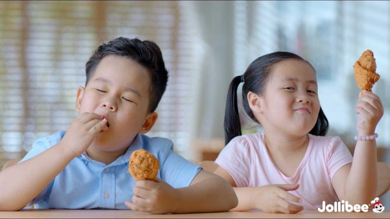 JOLLIBEE – BÉ LÀM THẾ NÀO ĐỂ DỤ BA MẸ ĂN-Bí quyết để bé “dụ” ba mẹ ăn Jollibee cực hiệu quả | Jollibee Việt Nam