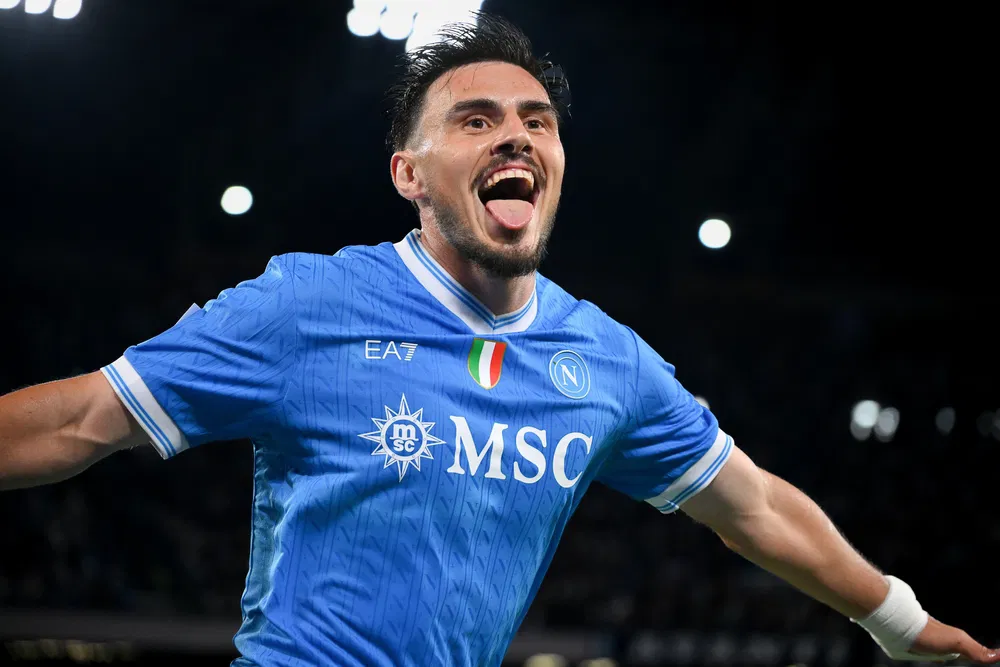 Manchester United track down Napoli ace – clause helps transfer