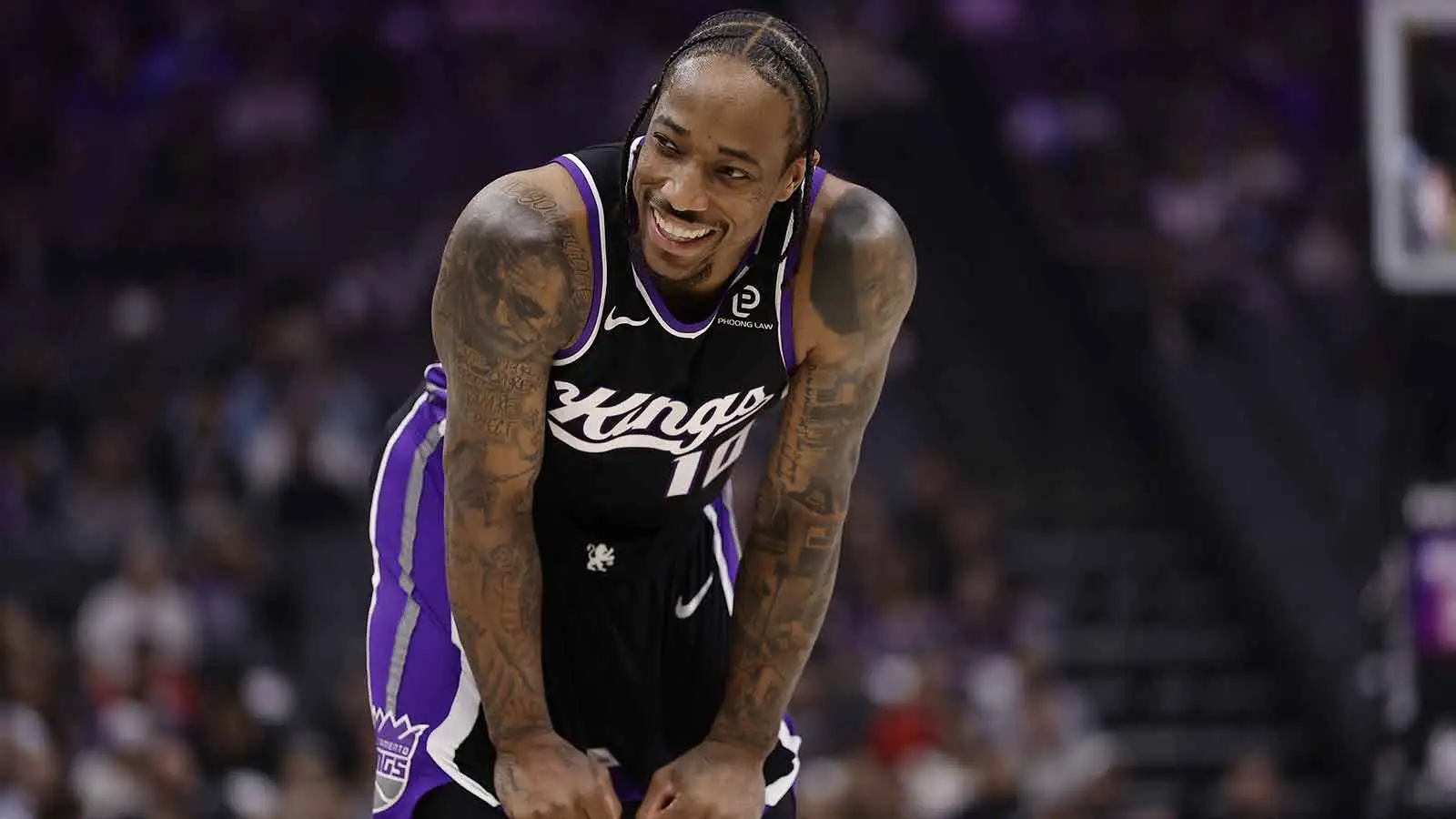 观看德玛尔·德罗赞的投篮，将他推过蒂姆·邓肯