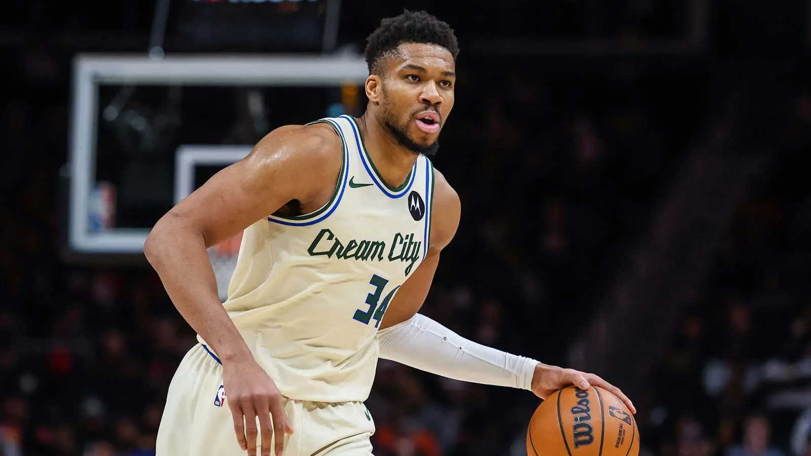 Giannis Antetokounmpo exits Hawks game