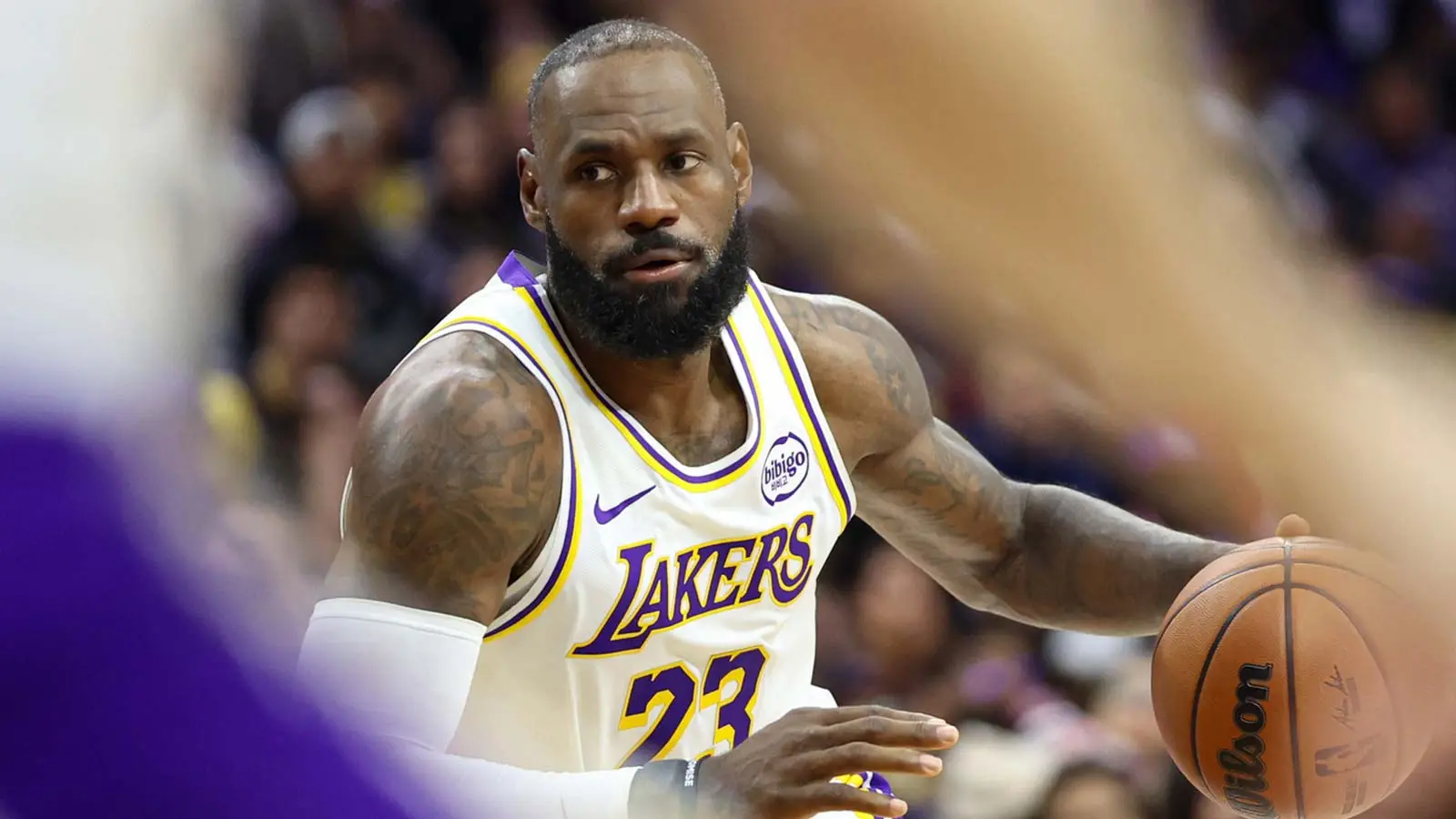 埃里克·斯波尔斯特拉 (Erik Spoelstra) 惊叹勒布朗·詹姆斯 (LeBron James) 在 23 年与时间之父的战斗