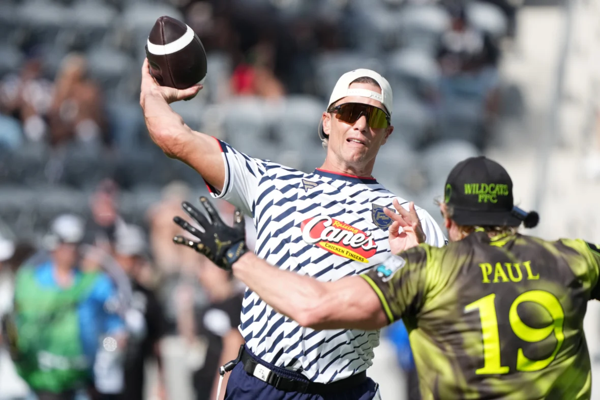汤姆·布雷迪 (Tom Brady) 在狂热的腰旗橄榄球赛后谣言满天飞