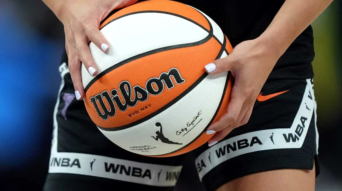 ESPN 分析师在康涅狄格州搬迁期间加入彗星队前台