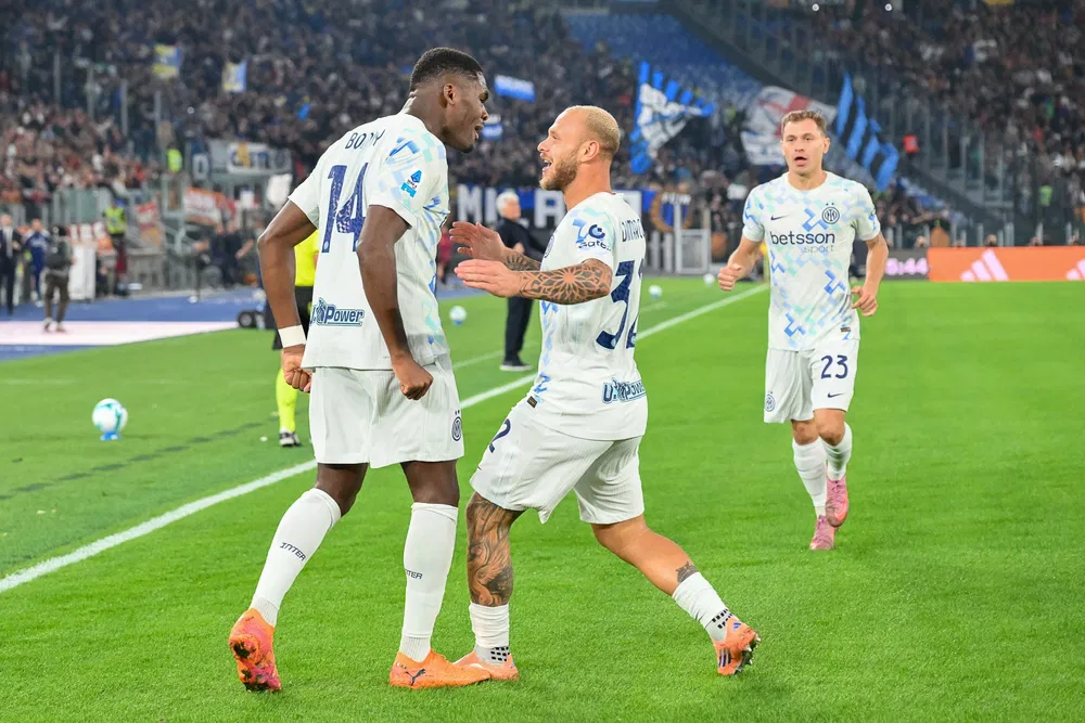 Manchester United ‘trying to sign’ 22-year-old – battle with PSG continues