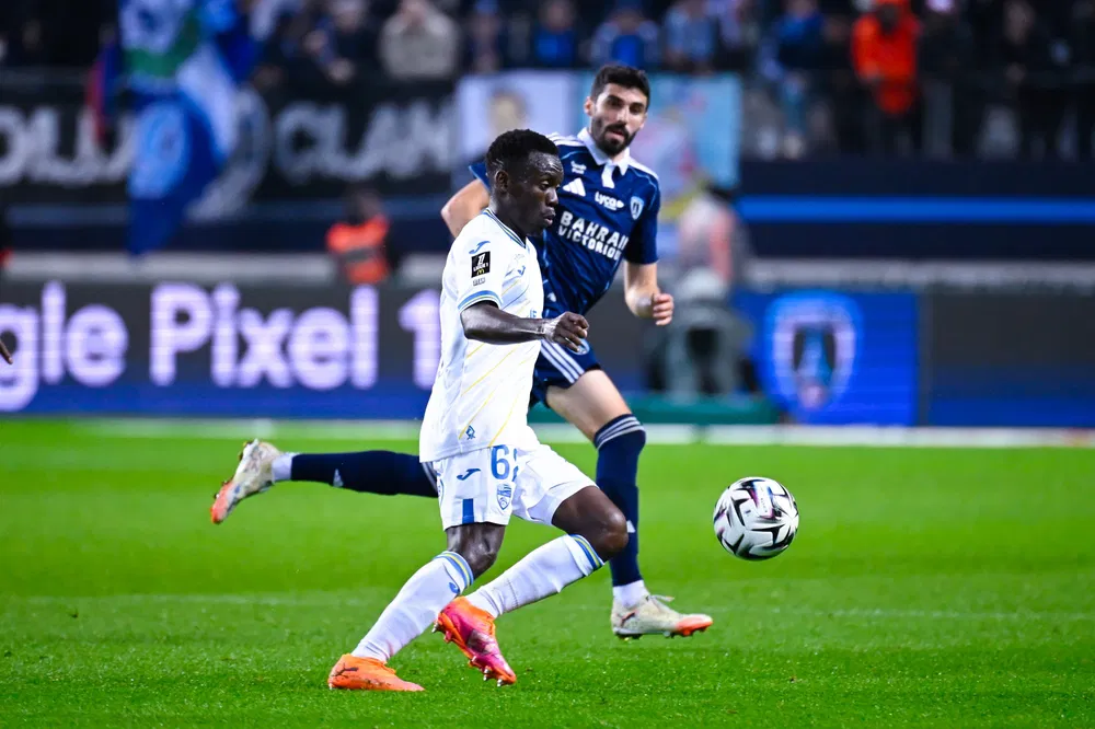 ‘Straight talks’ – Sunderland overtake Chelsea to sign midfielder