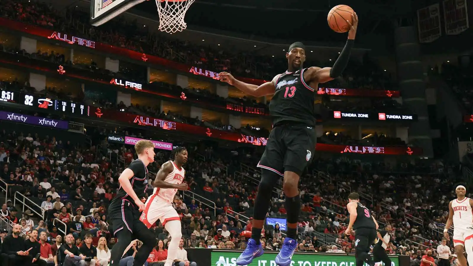 巴姆·阿德巴約 (Bam Adebayo) 對火箭隊 30-20 令人瞠目結舌的數據做出反應