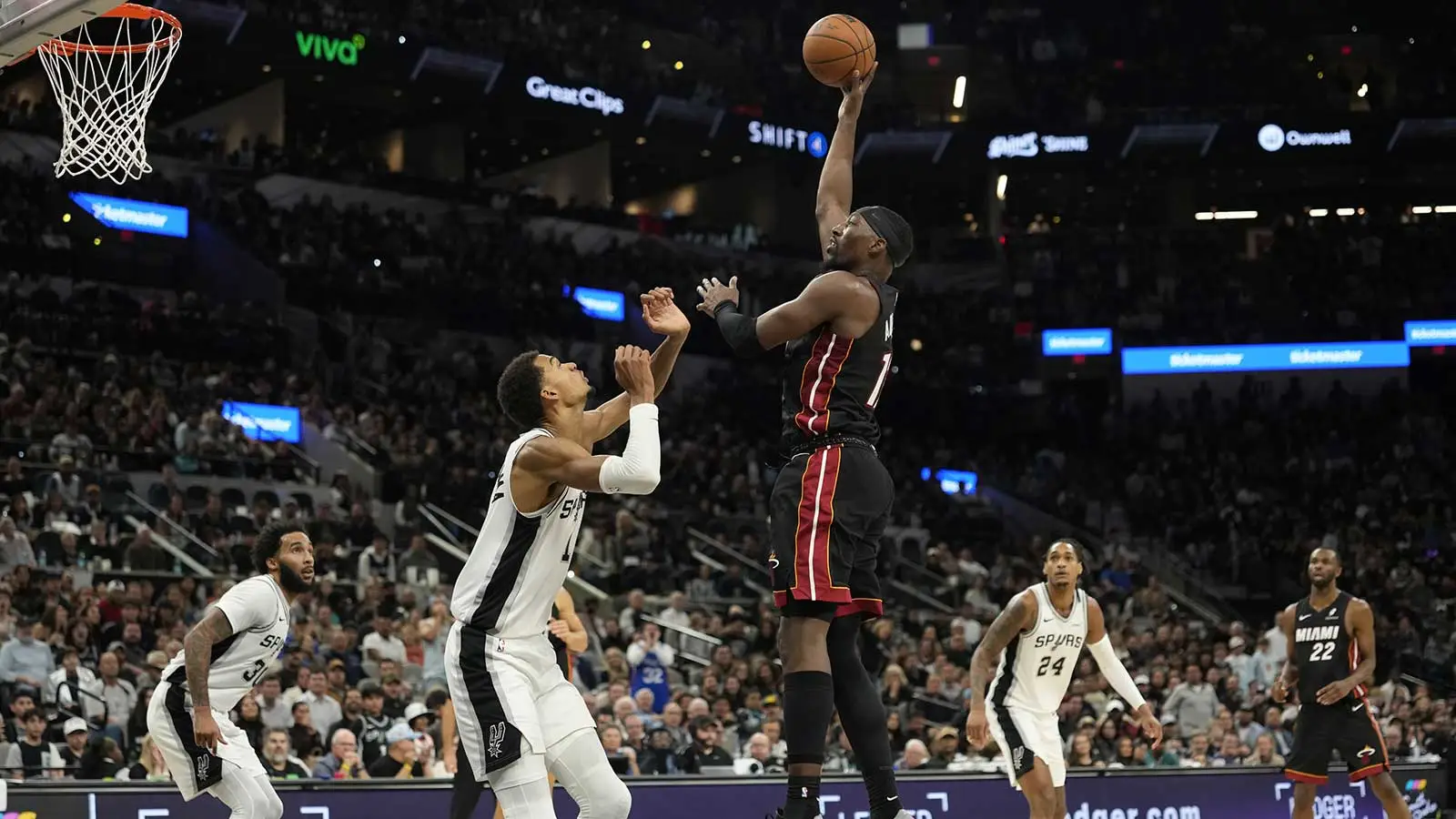 维克托·温班亚马 (Victor Wembanyama) 对巴姆·阿德巴约 (Bam Adebayo) 的 83 分比赛不屑一顾，以最温比的方式