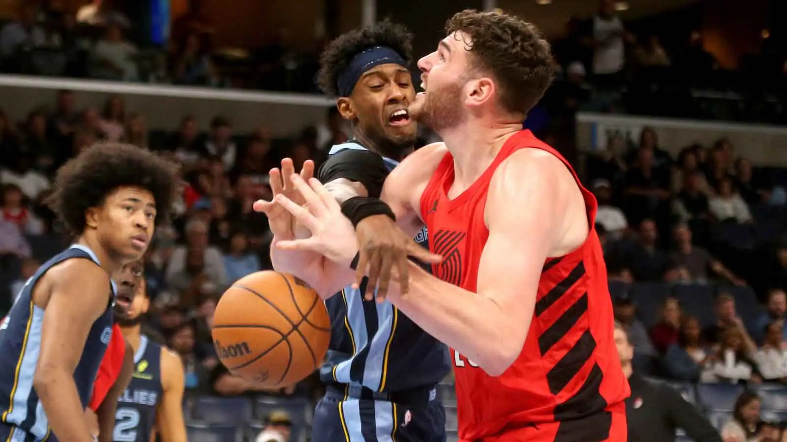 Donovan Clingan out of Memphis game after dangerous elbow
