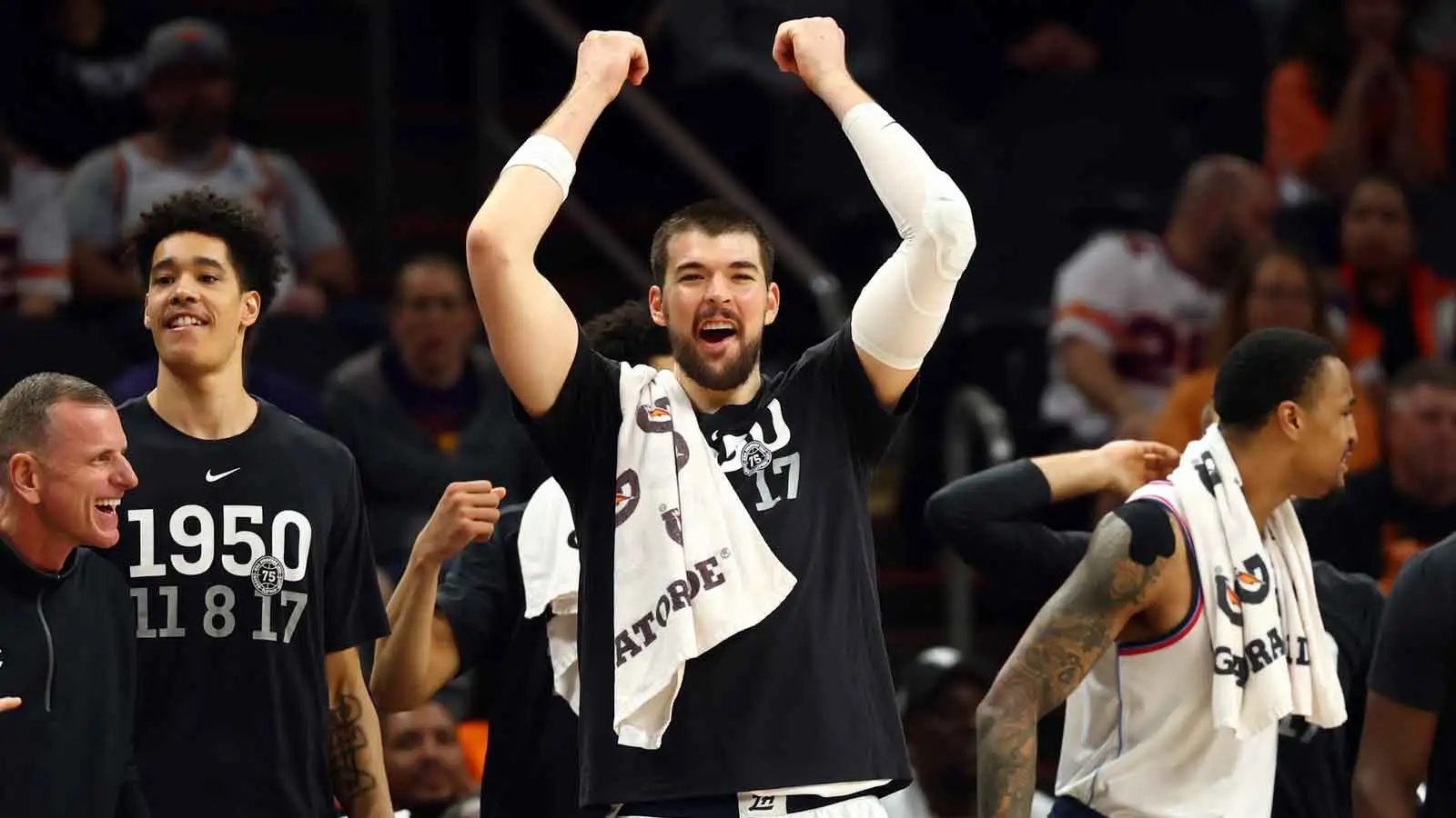 伊维卡·祖巴茨 (Ivica Zubac) 在洛杉矶对阵快船队的比赛中情绪激动