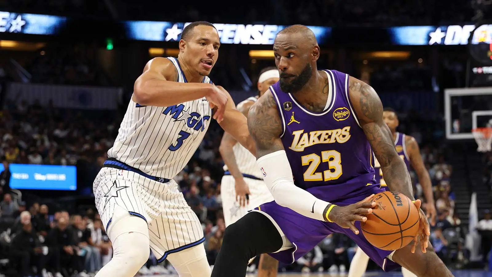 Robert Parish congratulates LeBron James for breaking the record for games played