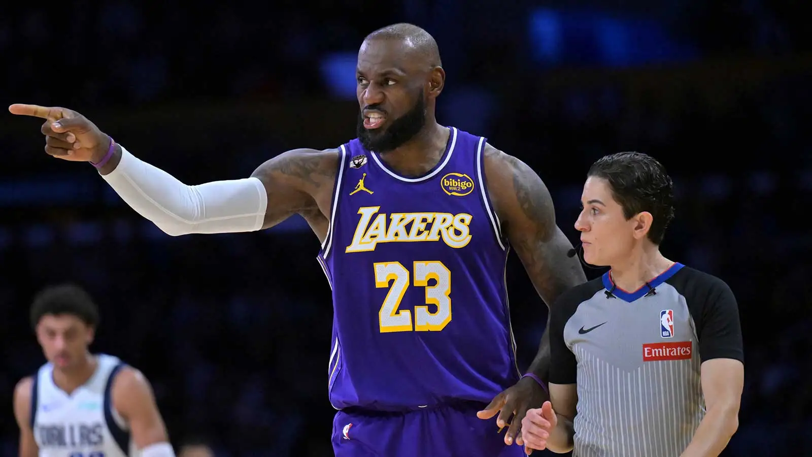 勒布朗·詹姆斯对阵掘金队打破卡里姆的另一项 NBA 纪录