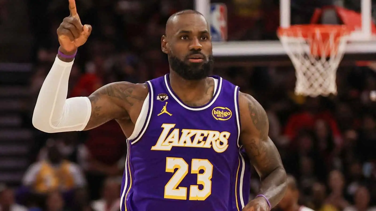 LeBron James draws attention to Lisa Salters’ gesture after Rockets game