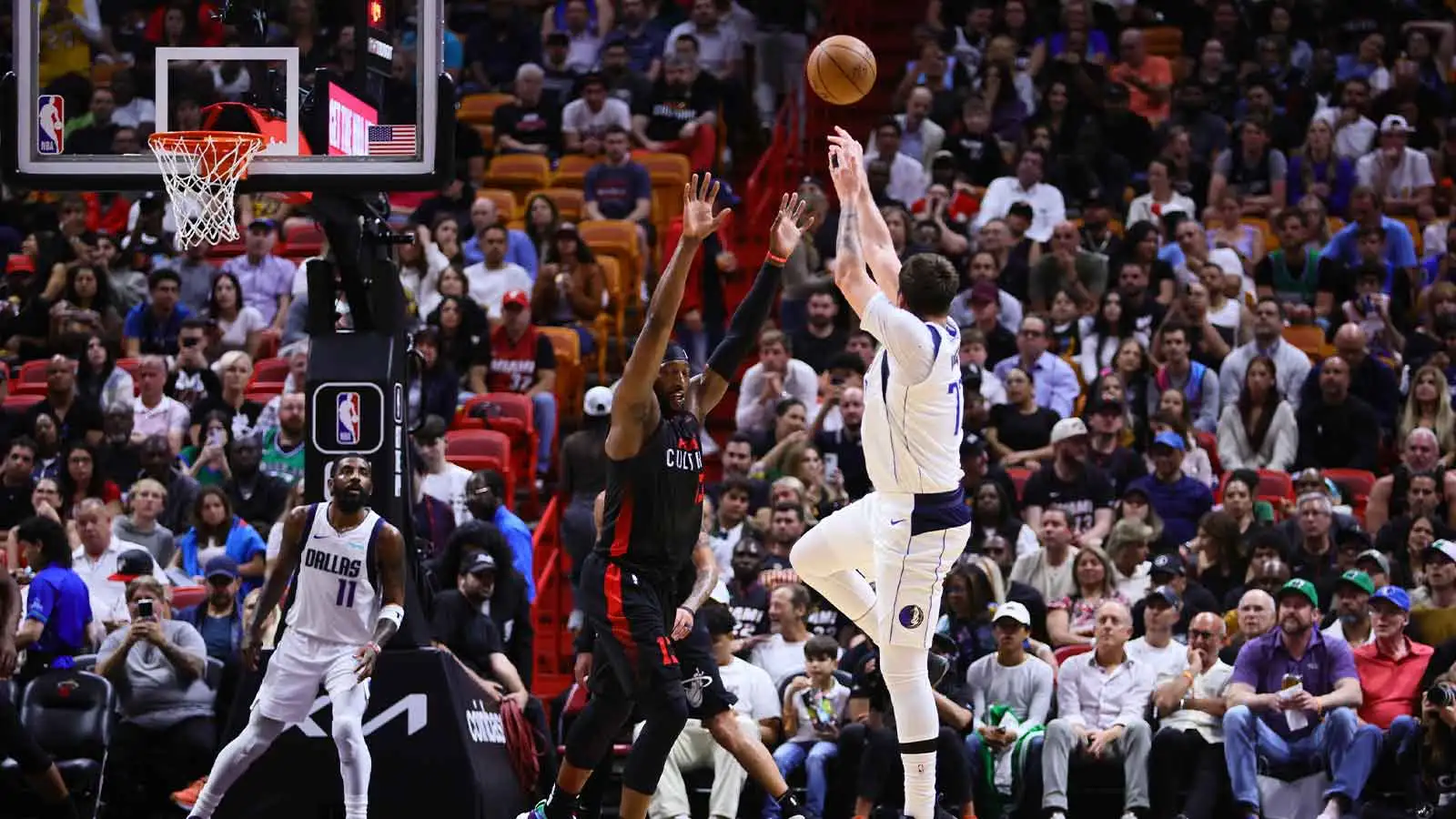 在盧卡·東契奇 (Luka Doncic) 拿下 60 分後，巴姆·阿德巴約 (Bam Adebayo) 只能笑了