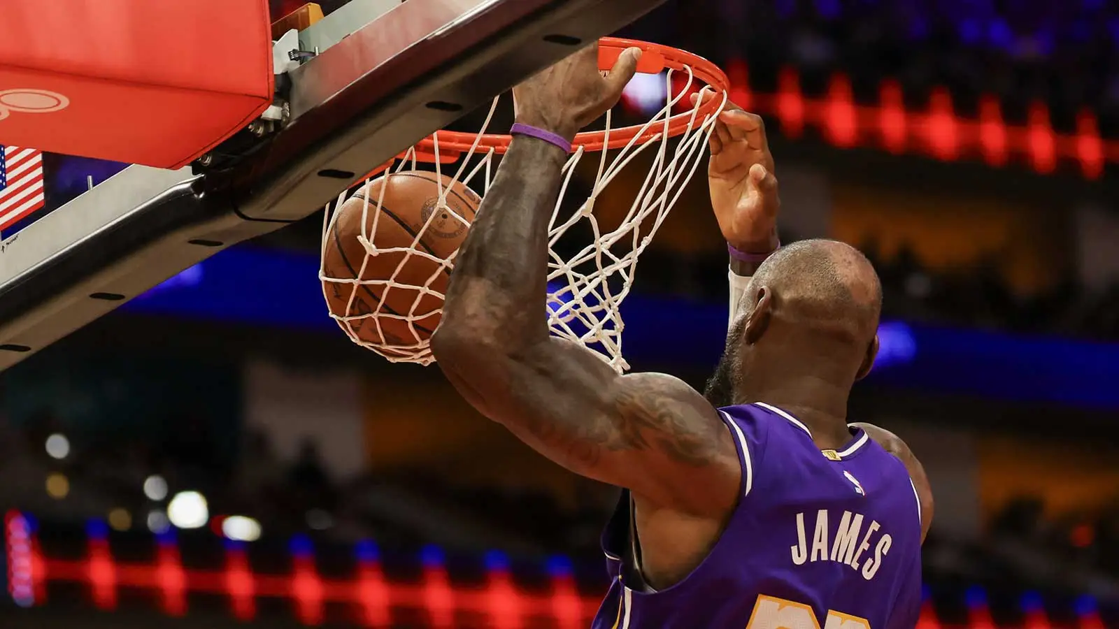 勒布朗·詹姆斯追平 NBA 历史疯狂场次记录