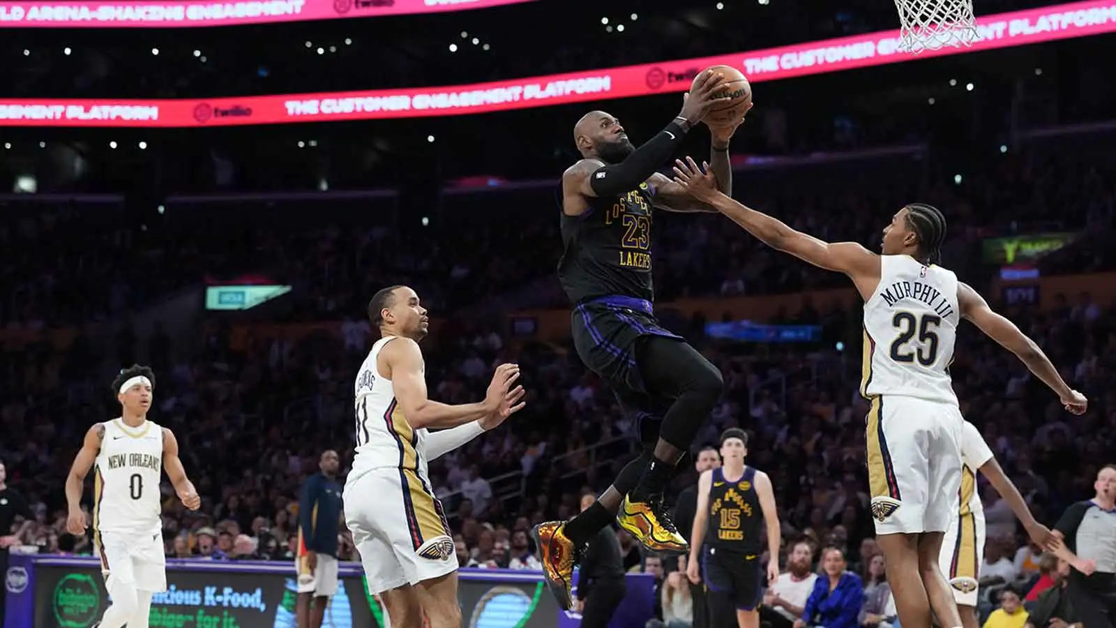 LeBron James brushes off reporter’s question after LA pulls out for the first time since 2009