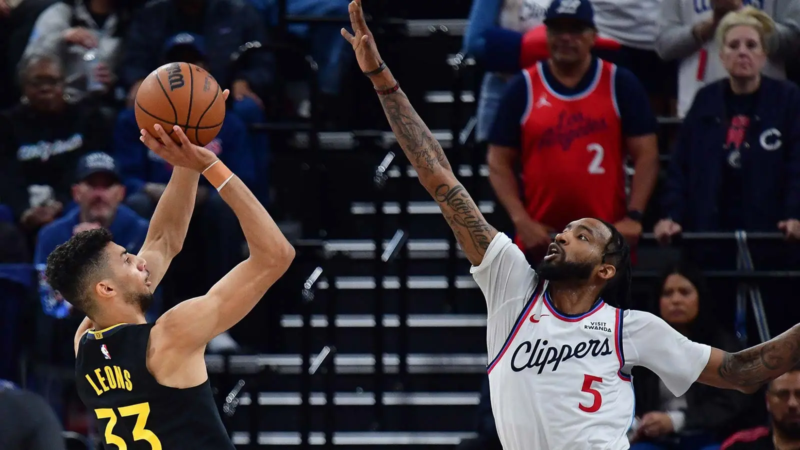 小德里克瓊斯 (Derrick Jones Jr.) 在 NBA 預選賽中一瘸一拐地回到更衣室對陣勇士隊