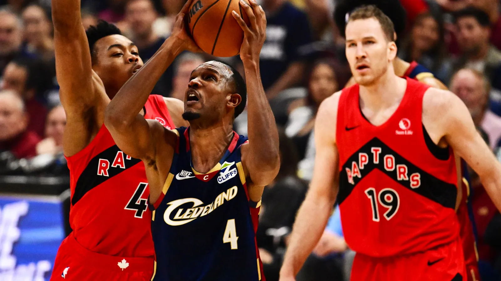 觀看 Evan Mobley 將 2 支猛龍隊放在 NBA 季後賽的海報上